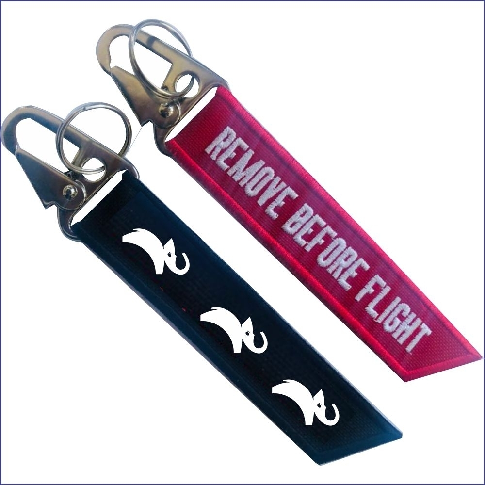 Chaveiro de tecido - Remove Before Flight - com mosquetão
